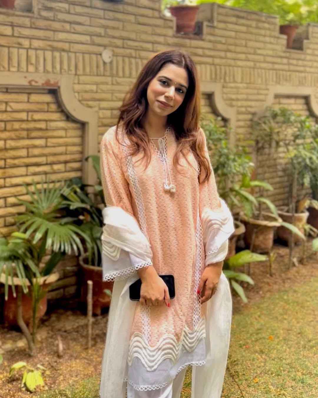 Chakkraa Gulab Kurta